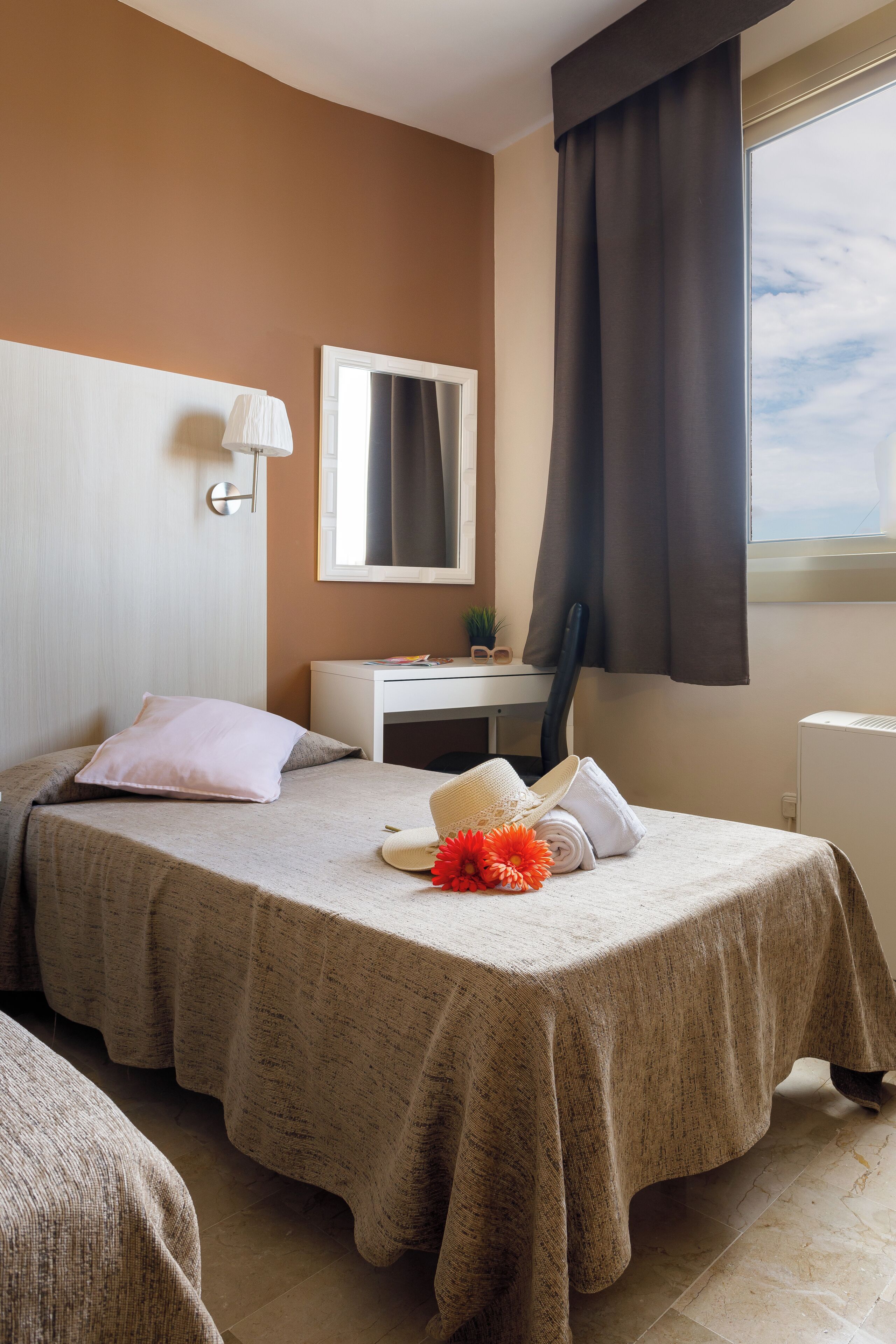 triple room | in-room safe, desk, free wifi, bed sheets