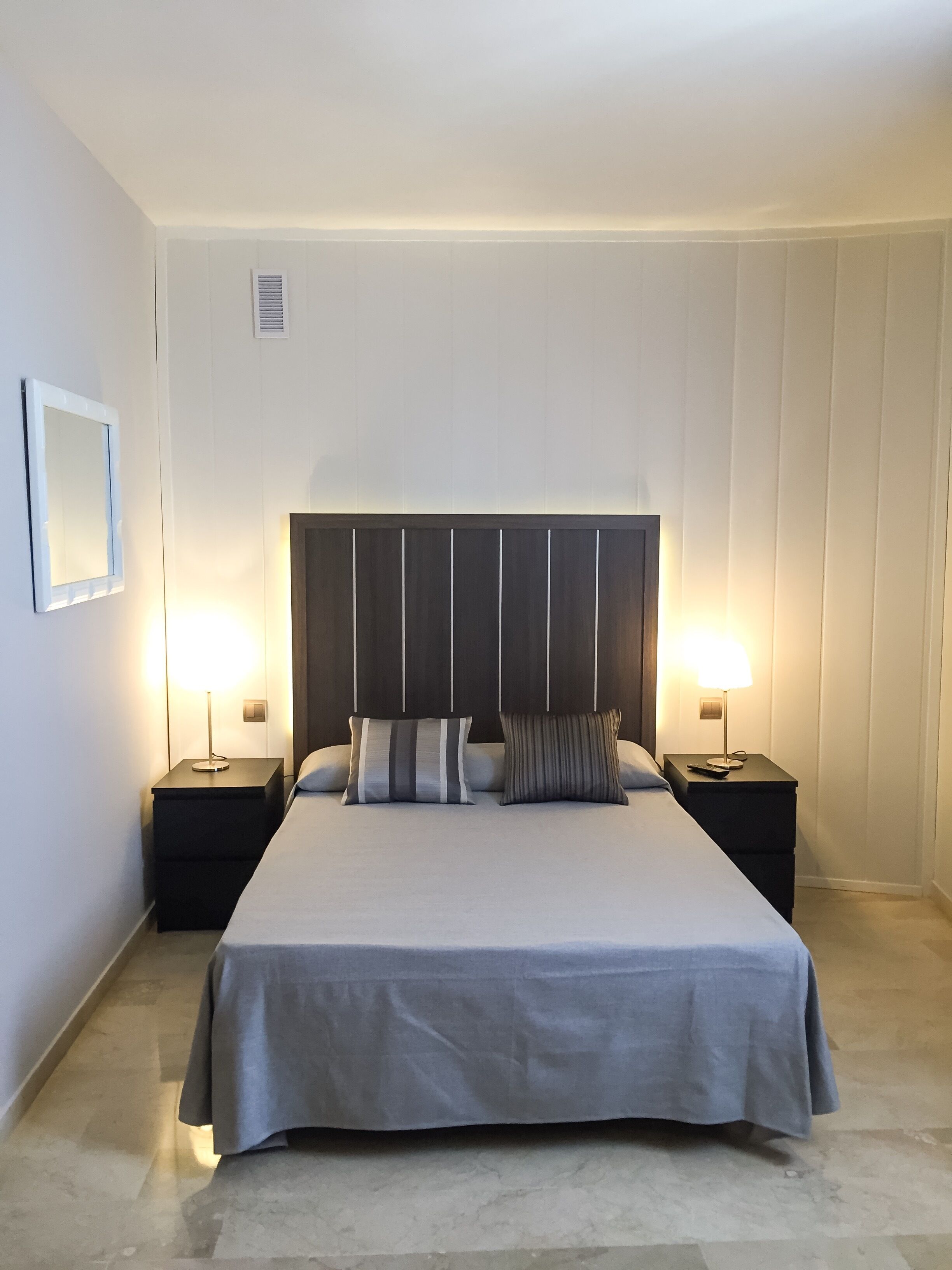Een kluis op de kamer, een bureau, gratis wifi, beddengoed