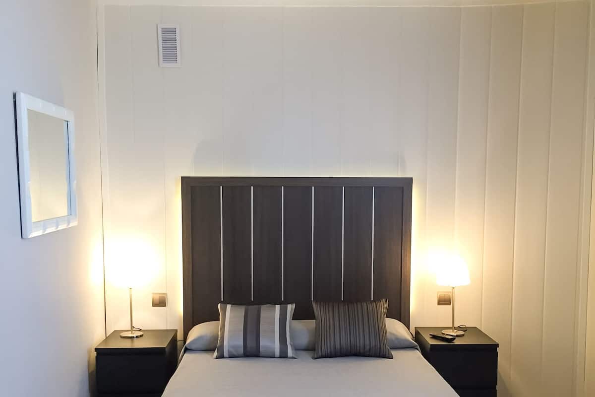 Coffres-forts dans les chambres, bureau, Wi-Fi gratuit, draps fournis