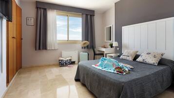 Dubbelrum - havsutsikt | VÀrdeförvaringsskÄp pÄ rummet, skrivbord, gratis wi-fi och sÀngklÀder