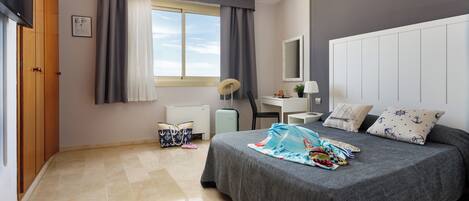 Chambre Double, vue mer | Coffres-forts dans les chambres, bureau, Wi-Fi gratuit, draps fournis