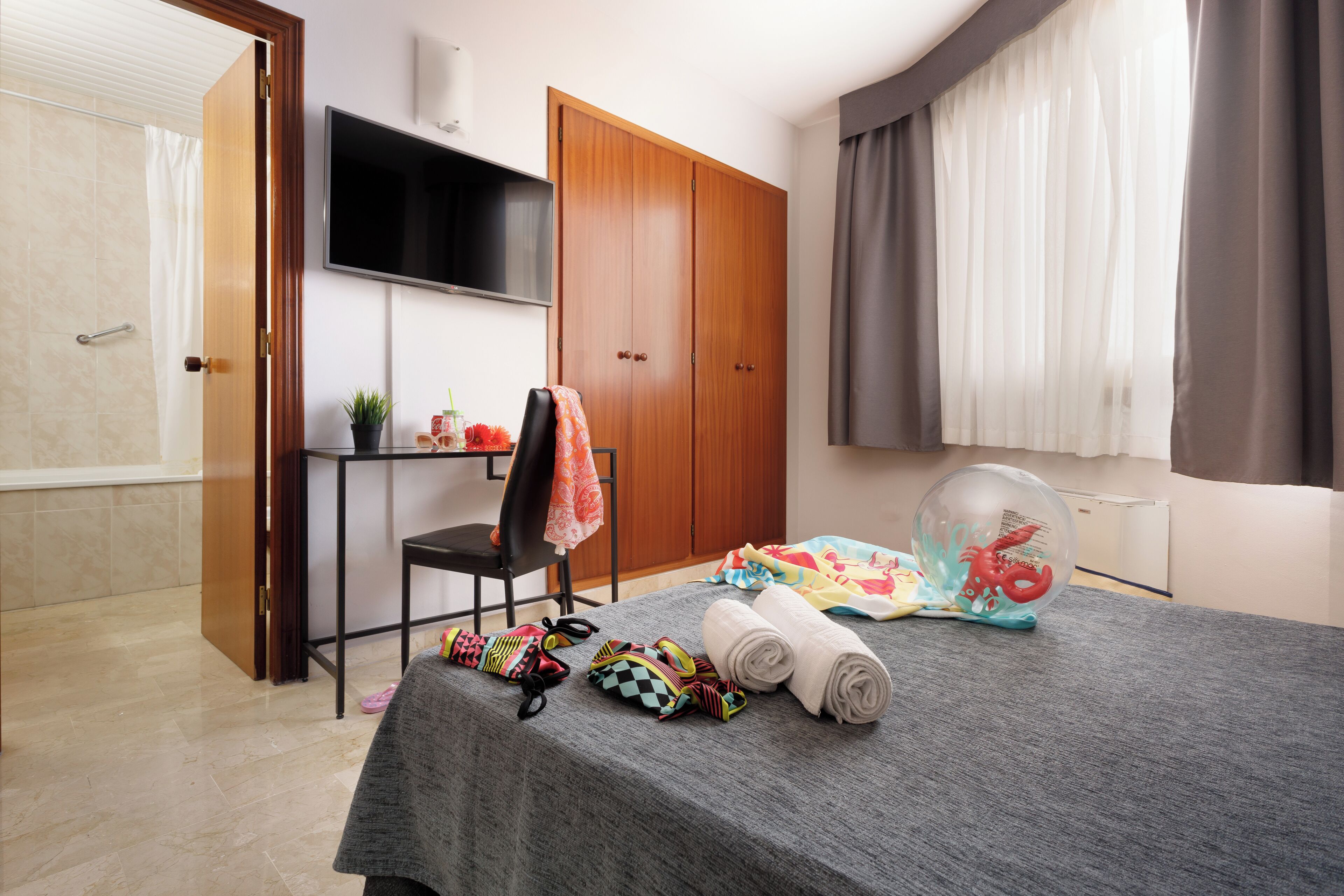 Tweepersoonskamer | Een kluis op de kamer, een bureau, gratis wifi, beddengoed