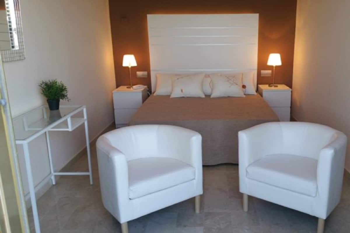 Quarto quádruplo, 2 quartos, quartos conectados, vista para o mar | Cofres nos quartos, escrivaninha, Wi-Fi de cortesia, roupa de cama