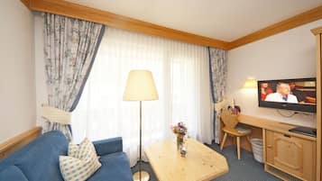Standard Double Room, Balcony (Alpenrose) | Minibar, in-room safe, desk, free WiFi