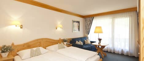 Standard-Doppelzimmer, Balkon (Alpenrose) | Minibar, Zimmersafe, Schreibtisch, kostenloses WLAN