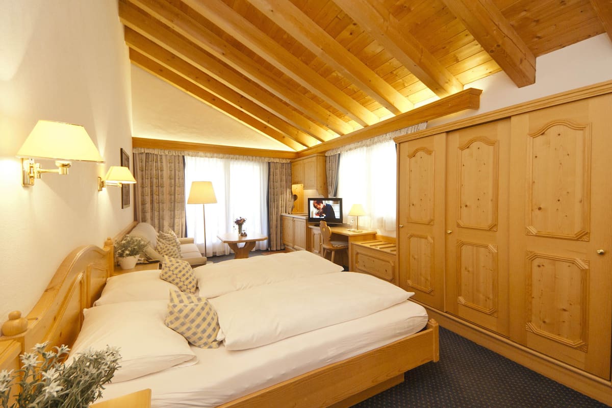 Junior suite, balkon (Enzian) | Badkamer | Gratis toiletartikelen, een haardroger, badjassen, pantoffels
