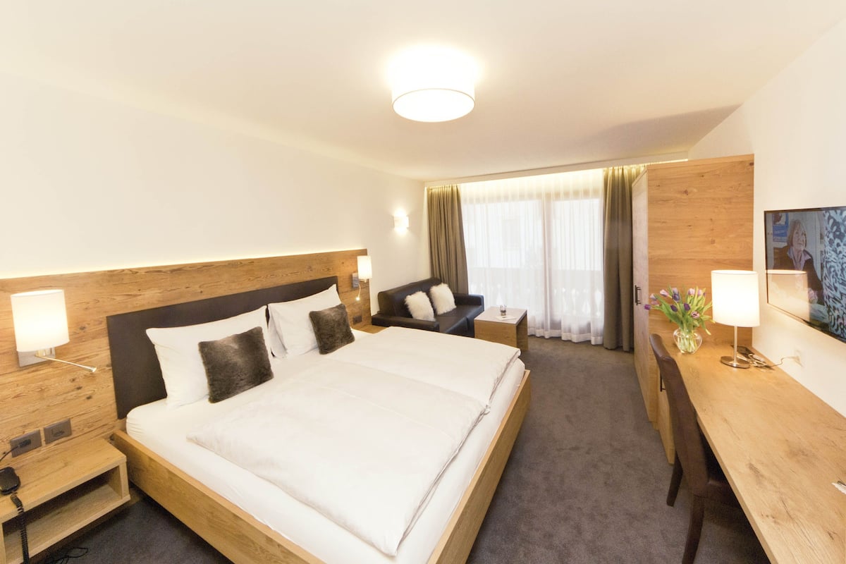 Standaard tweepersoonskamer, balkon (Alpenrose) | 1 slaapkamer, een minibar, een kluis op de kamer, een bureau