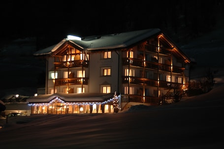 Fachada de la propiedad por la tarde o noche