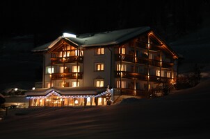 住宿正面 - 傍晚/夜晚