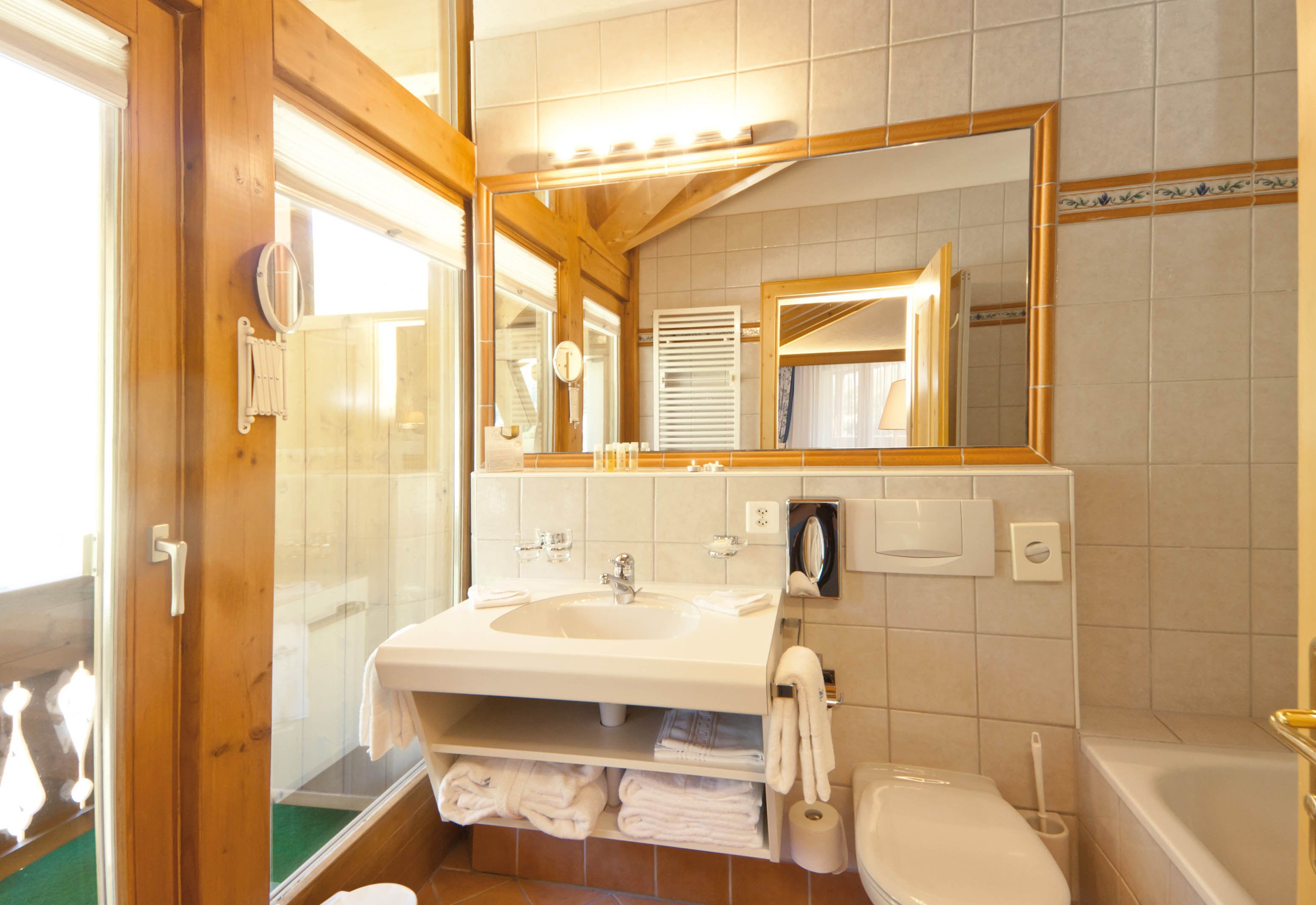 junior suite, balcony (enzian) | bathroom | free toiletries, hair dryer, bathrobes, slippers