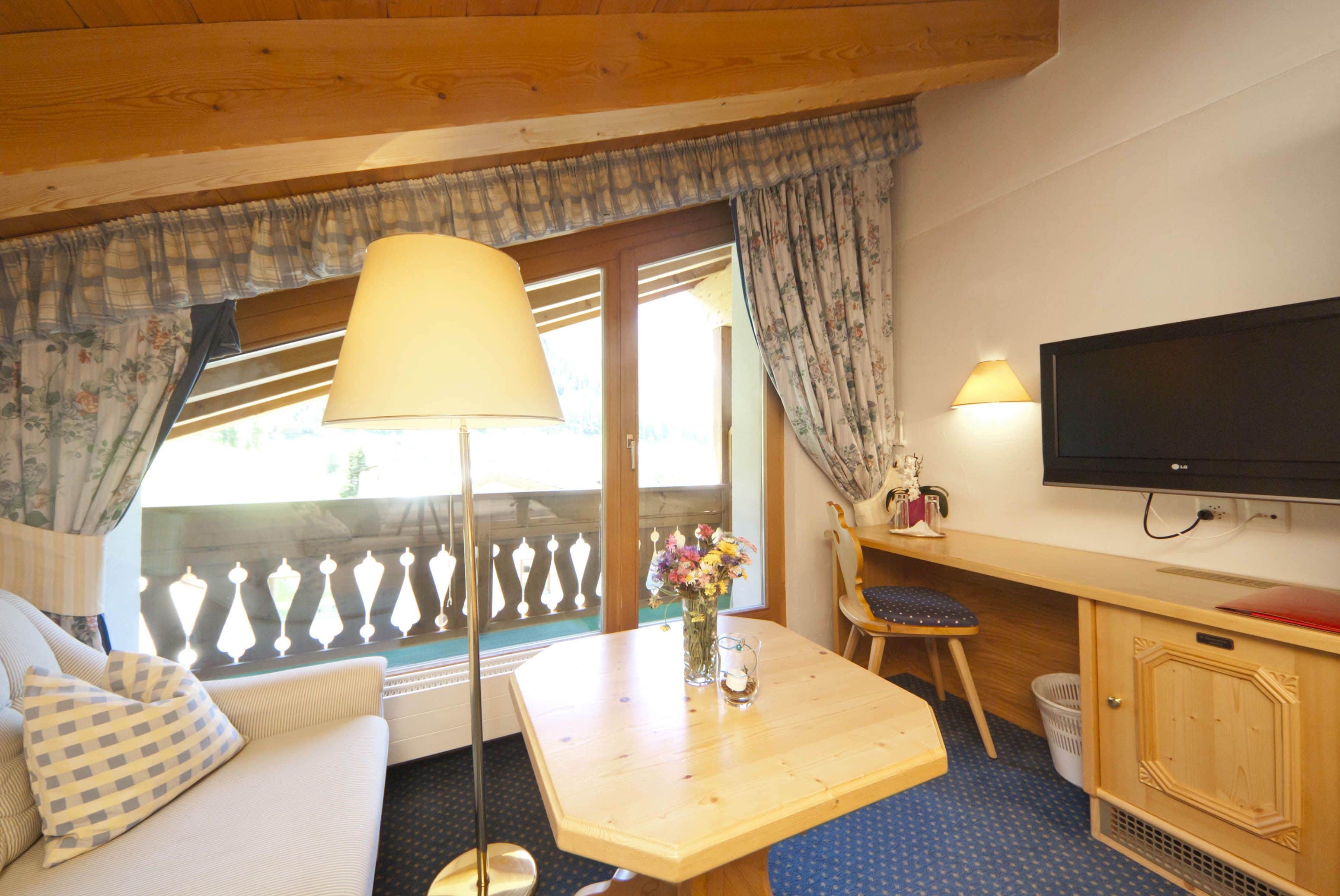 studio, balcony (margaritte) | living area | tv