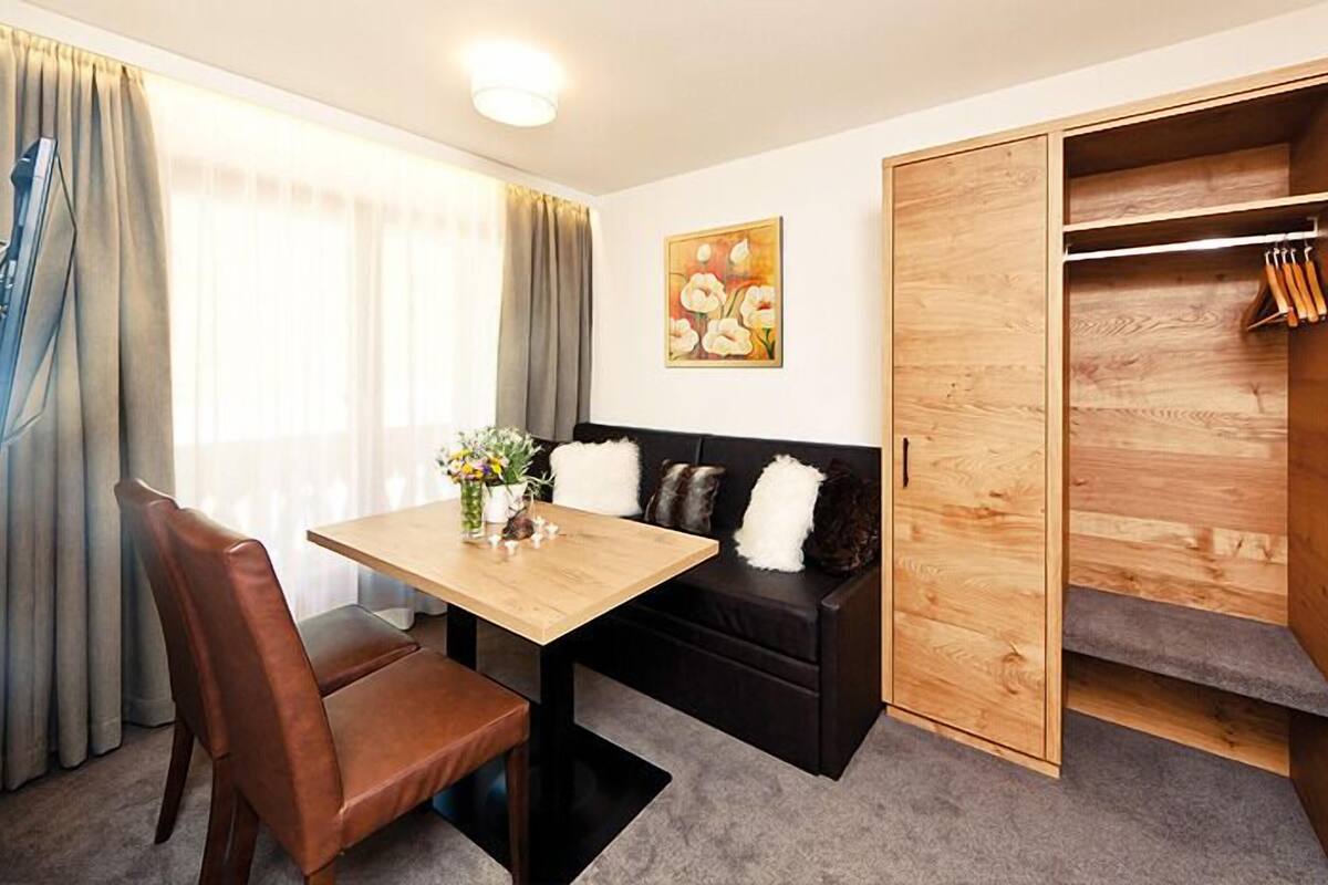 Phòng Suite Tiêu chuẩn, 1 phòng ngủ, ban công (Feuerlilie) | Minibar, két bảo mật tại phòng, bàn 