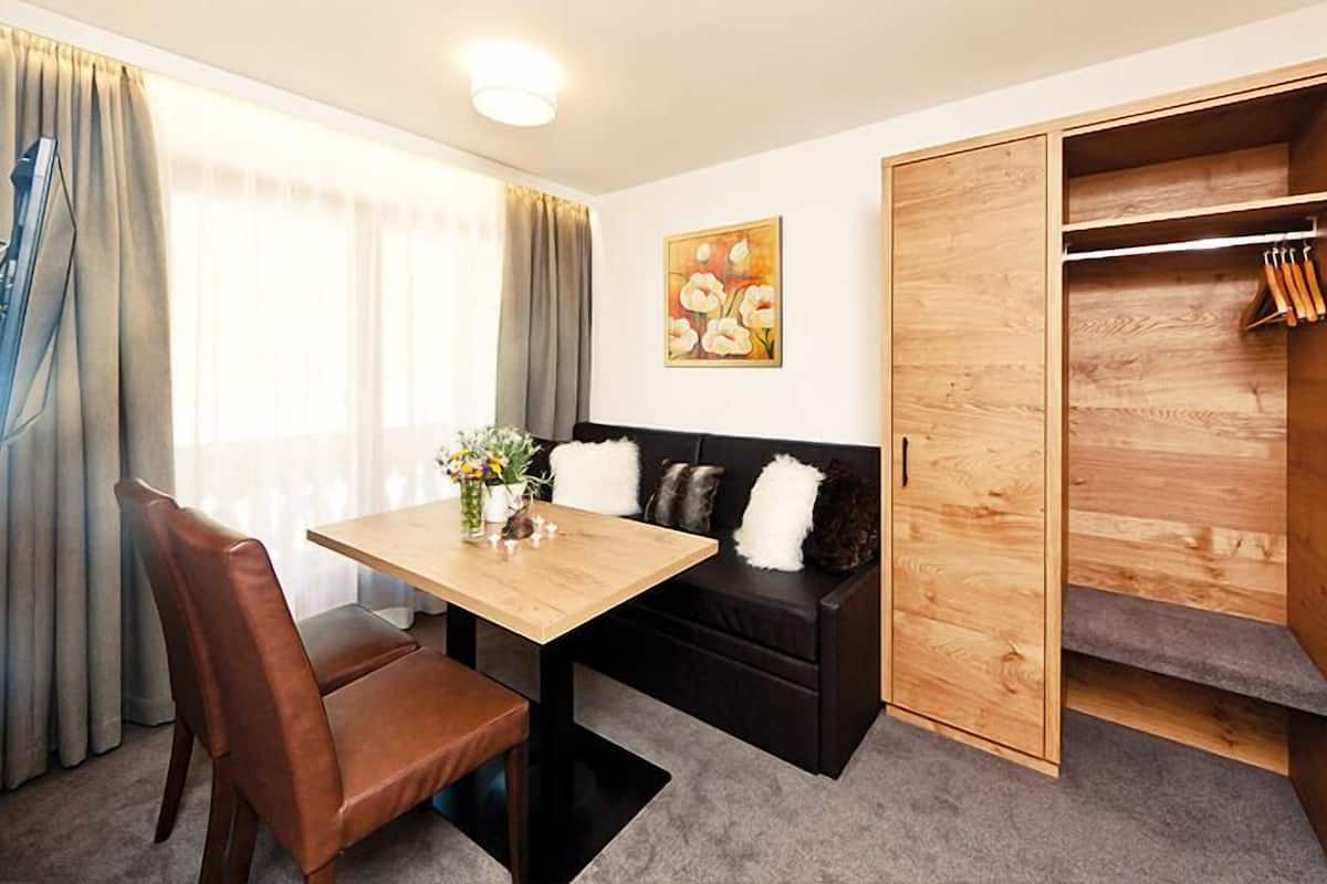 Standaard suite, 1 slaapkamer, balkon (Feuerlilie) | 1 slaapkamer, een minibar, een kluis op de kamer, een bureau