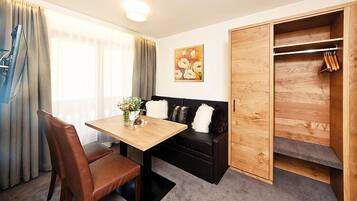 Standard Suite, 1 Bedroom, Balcony (Feuerlilie) | Minibar, in-room safe, desk, free WiFi