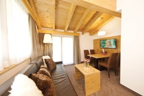 Superior suite, 1 slaapkamer, balkon | Woonruimte | Televisie