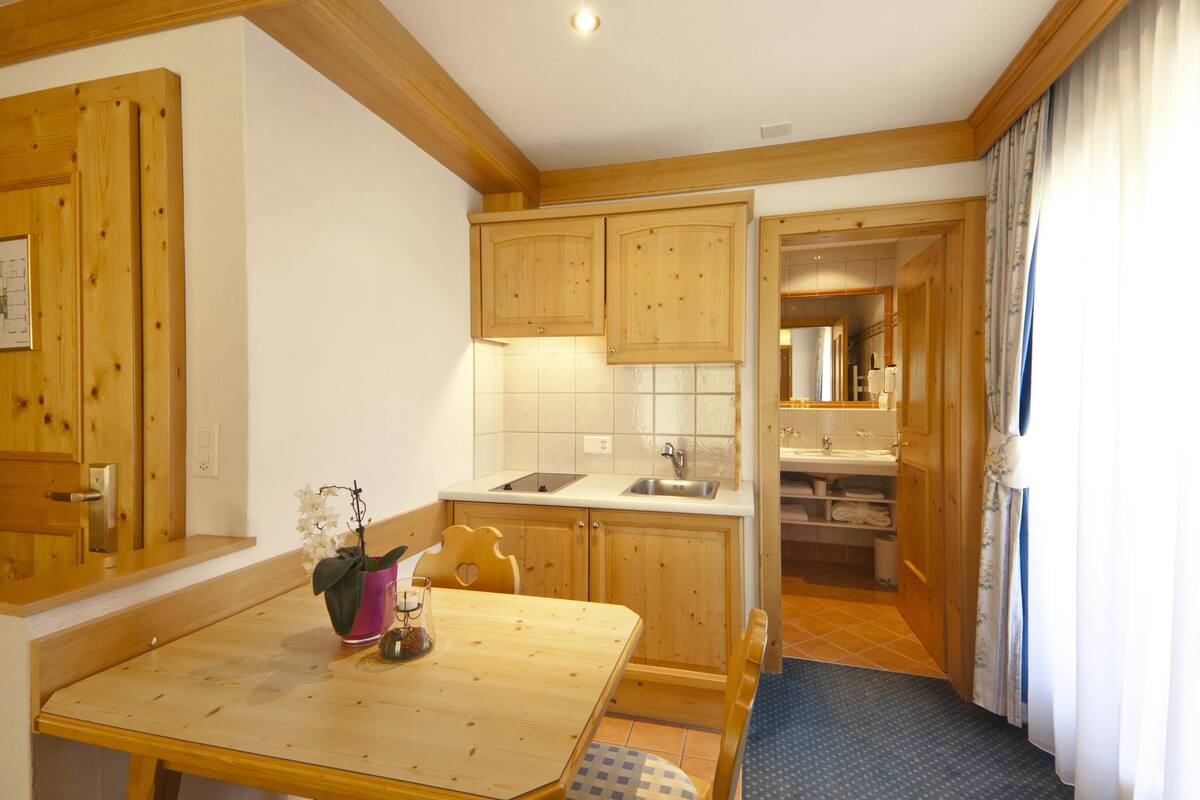 studio, balcony (margaritte) | in-room dining