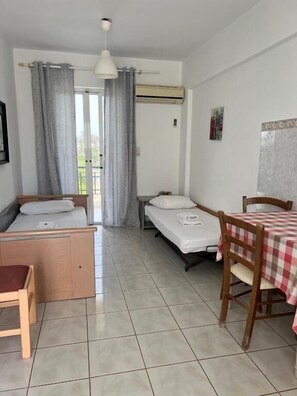 1 غرفة نوم وملاءات إيطالية من طراز فريتي وأغطية فراش متميزة