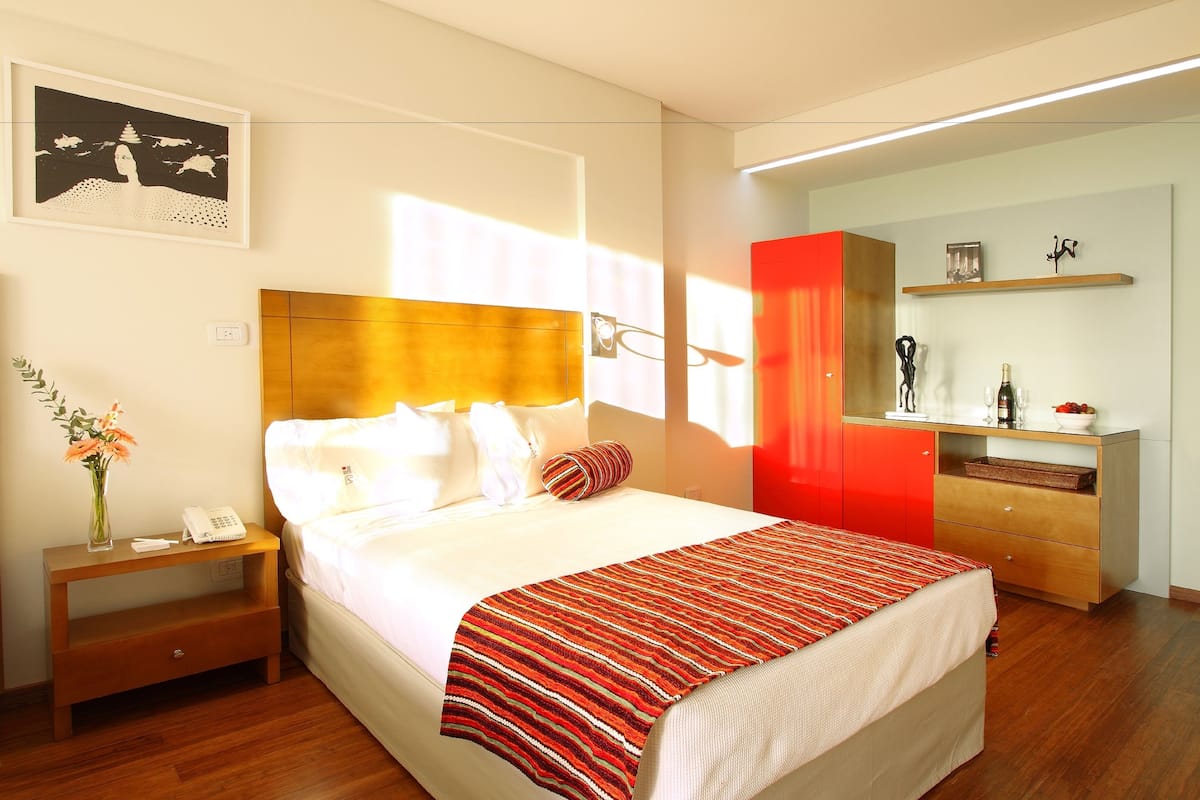1 bedroom, premium bedding, down duvets, minibar