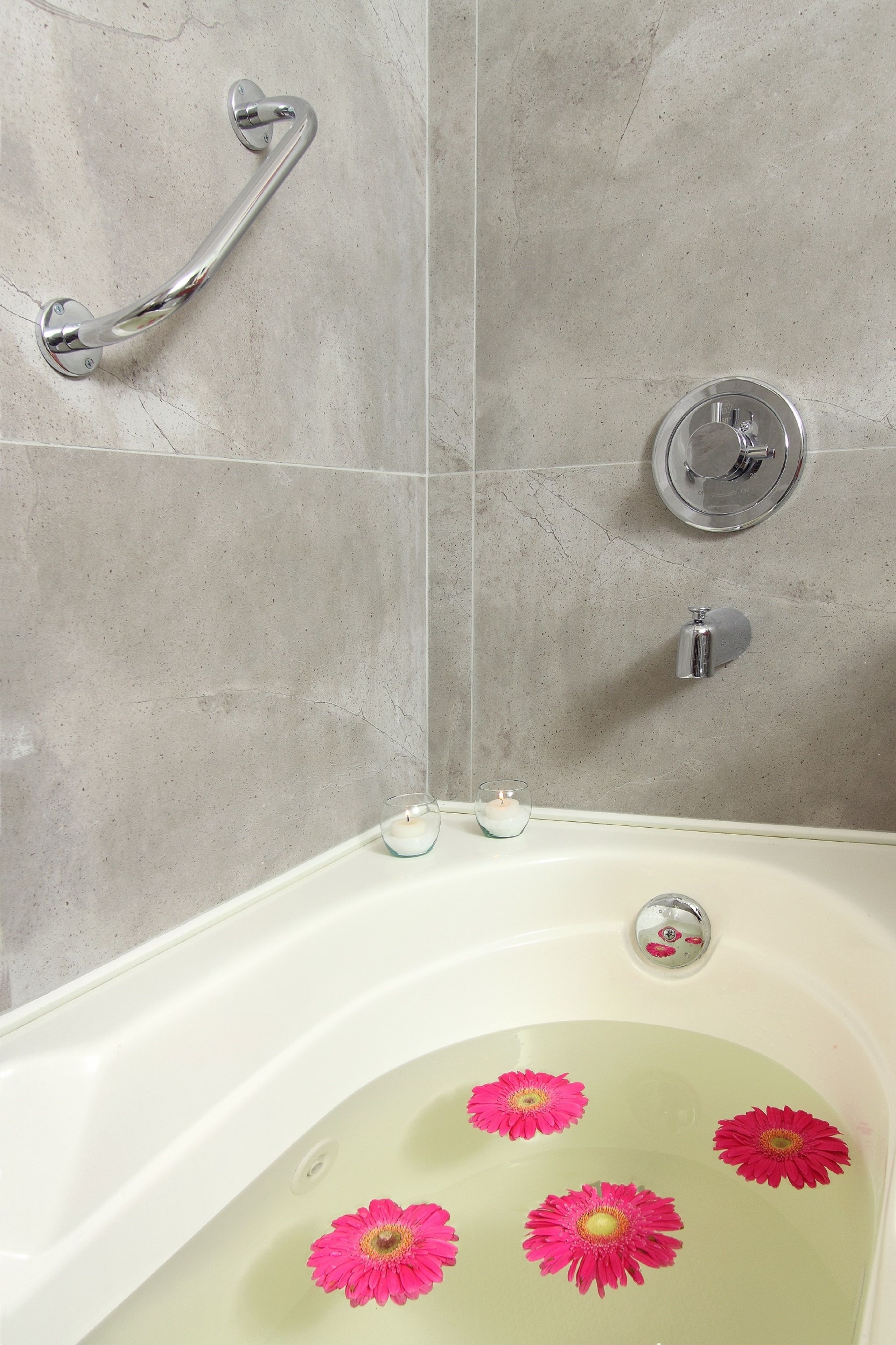 combined shower/bathtub, jetted bath, rainfall showerhead