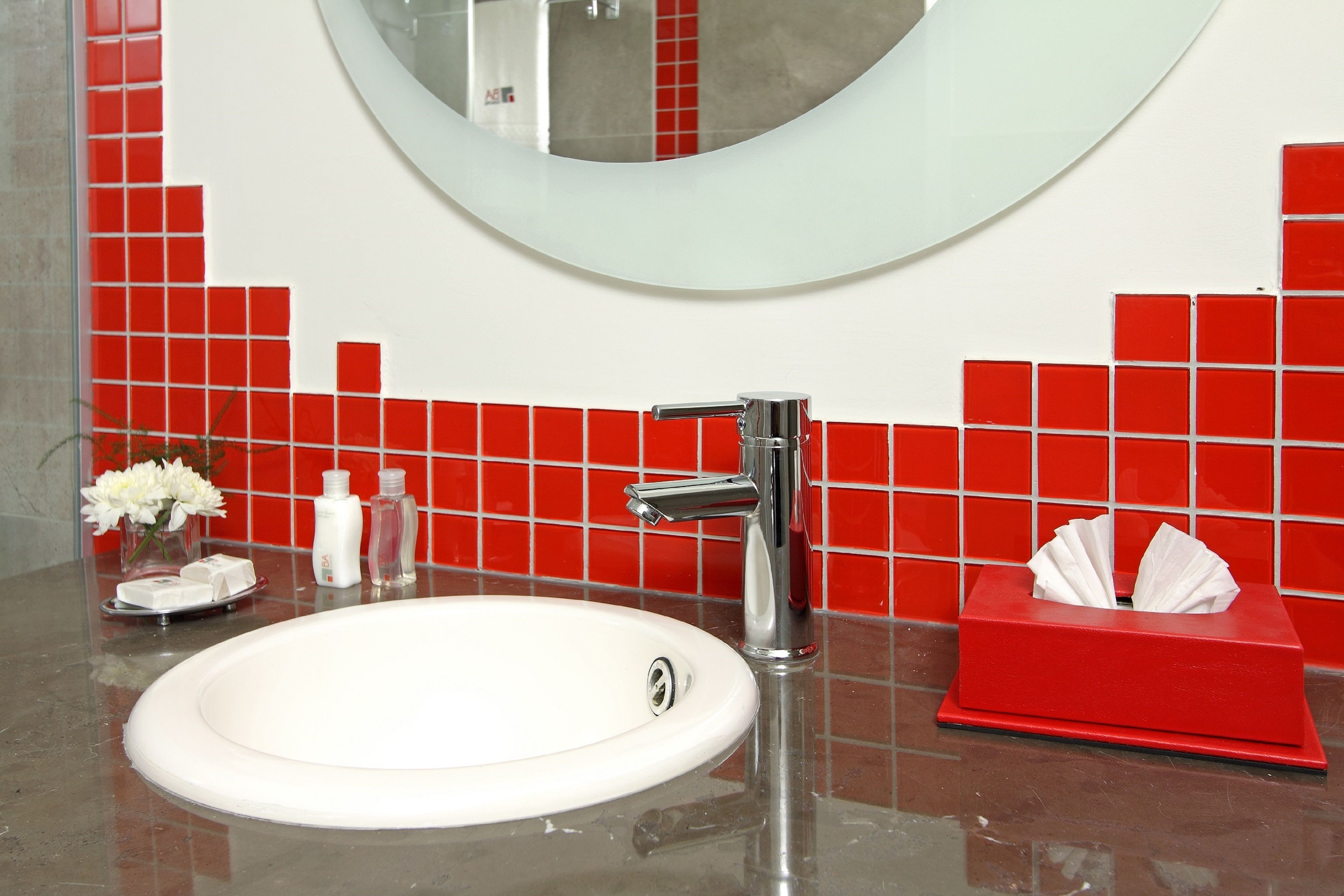 combined shower/bathtub, jetted bath, rainfall showerhead