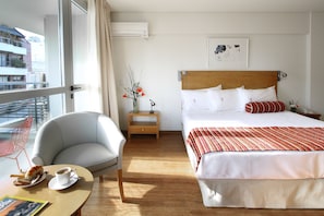 Deluxe Room, 1 King Bed | City view
