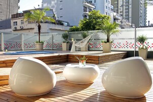 Una piscina al aire libre de temporada