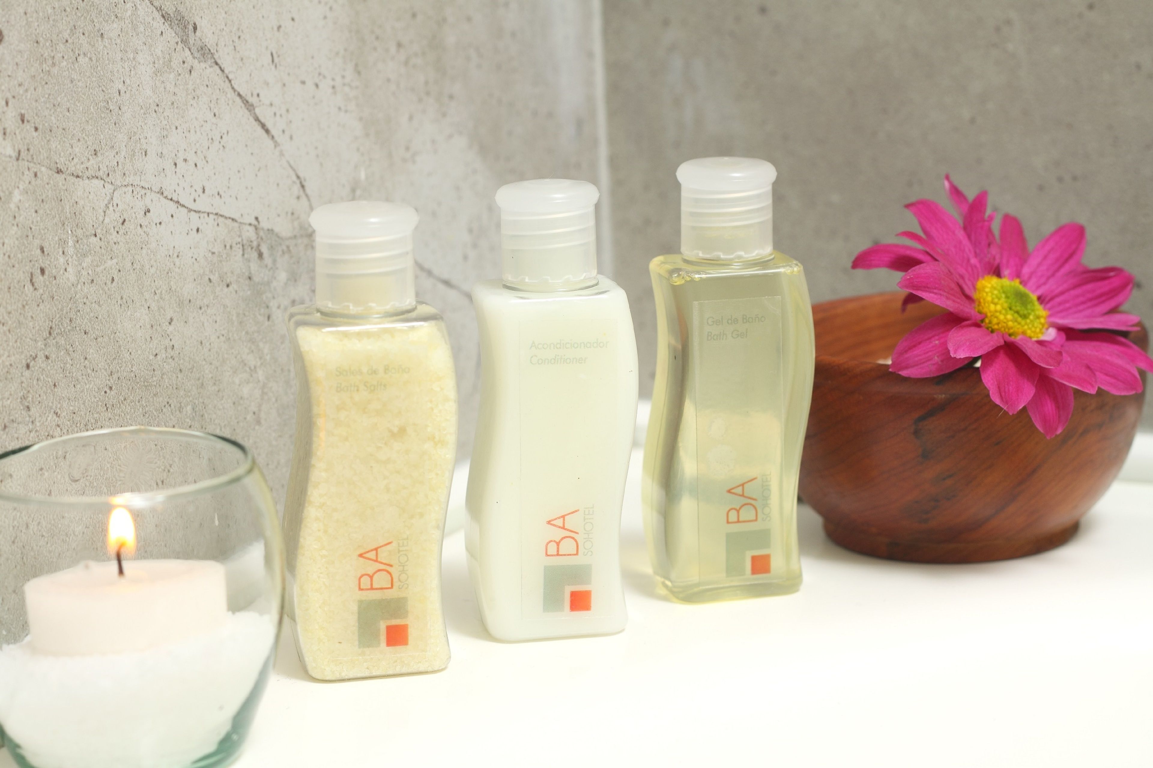 combined shower/bathtub, jetted bath, rainfall showerhead