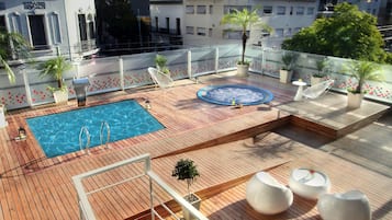 Una piscina al aire libre de temporada