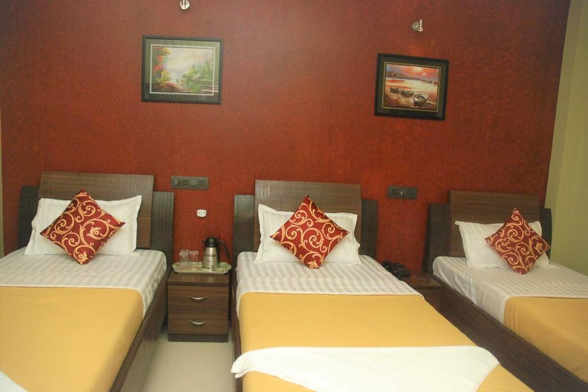 Executive Triple Room, 3 Twin Beds | Premium bedding, down comforters, pillowtop beds, desk