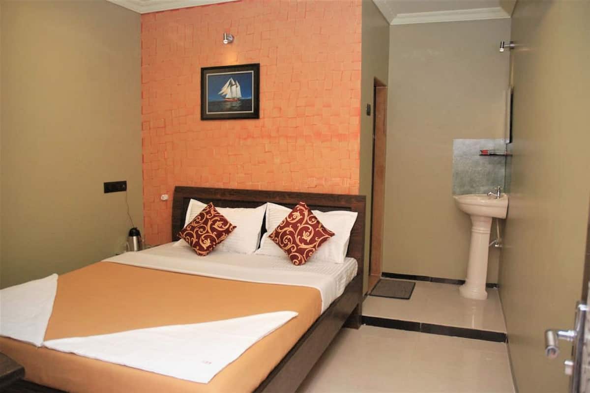 Premium bedding, down comforters, pillowtop beds, desk