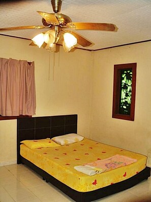 Phòng đôi Deluxe (Across the road) | Bàn, truy cập Internet không dây miễn phí 