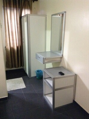 Standard Room, 1 King Bed | Bathroom sink