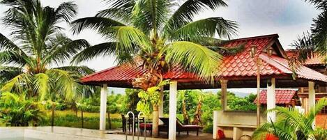Una piscina al aire libre