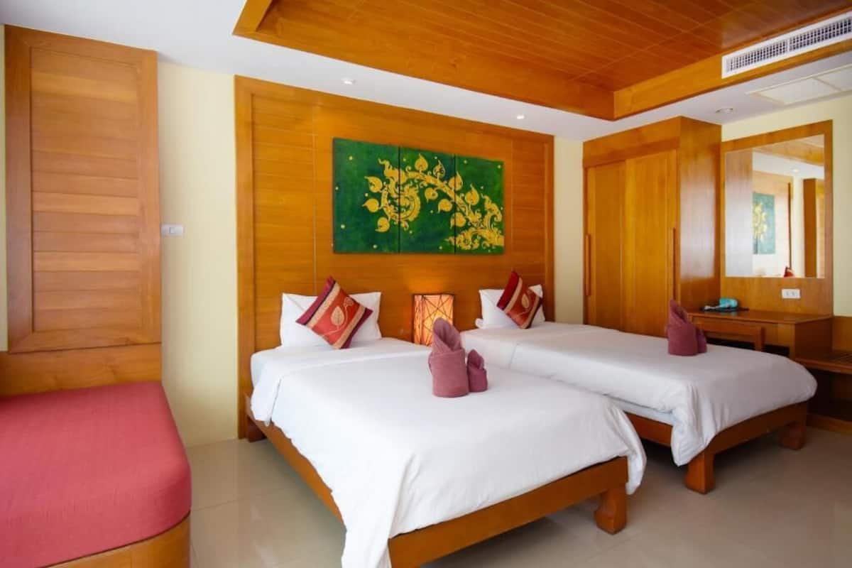 Deluxe Twin Room | In-room safe, desk, blackout drapes, cribs/infant beds