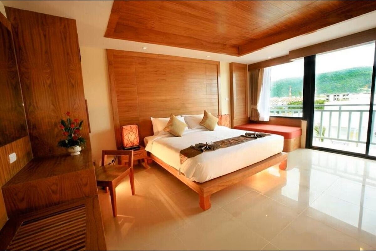 Deluxe Double Room | Peti besi dalam bilik, meja, langsir/tirai gelap terus 