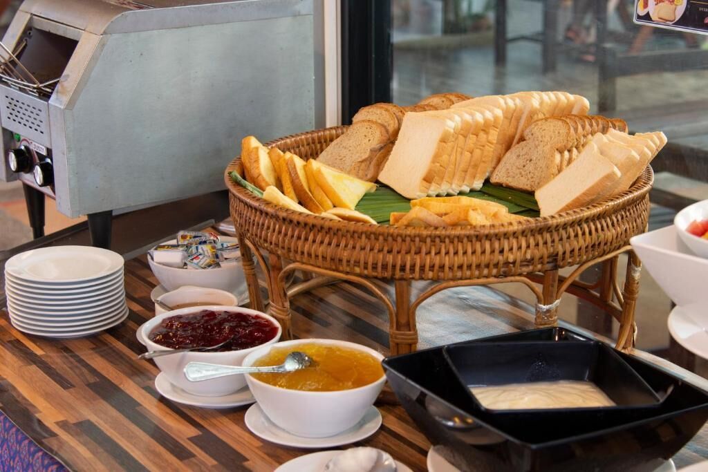 Ein reichhaltiges Buffet mit verschiedenen Speisen, darunter Brot, Suppenschalen und Beilagen.