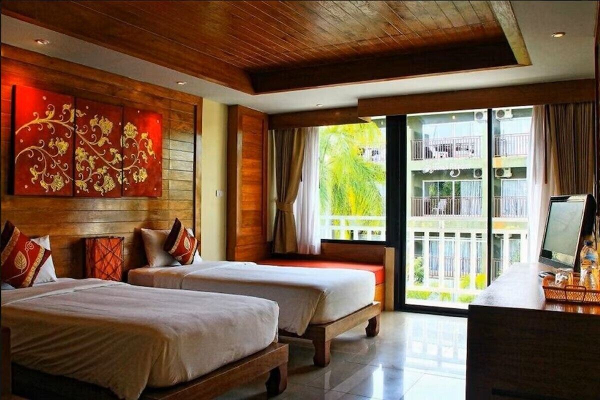 Deluxe Twin Room | Peti besi dalam bilik, meja, langsir/tirai gelap terus 