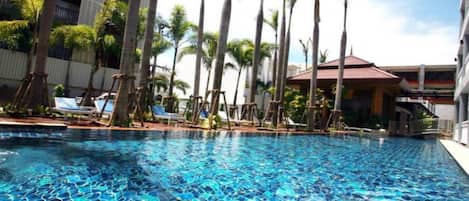 Hồ bơi ngoài trời, ghế dài tắm nắng