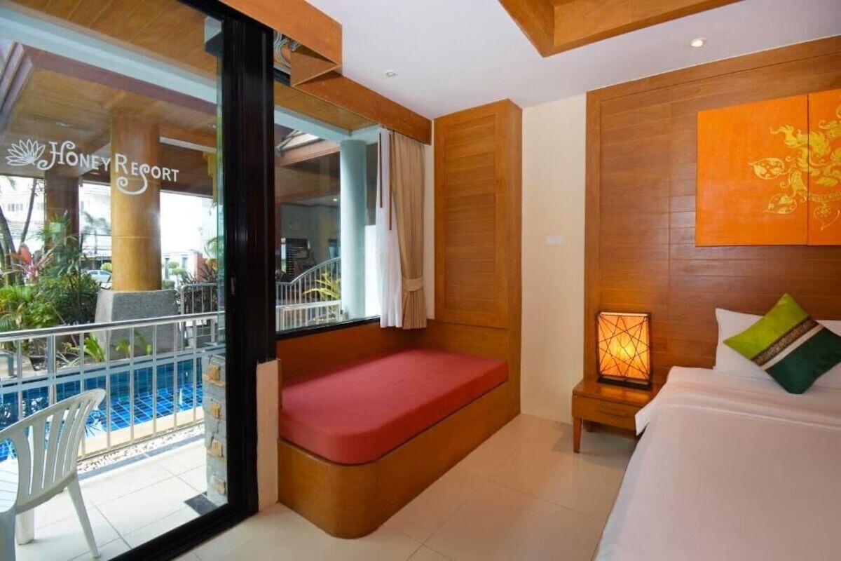 Deluxe Twin Room, Pool Access | Peti besi dalam bilik, meja, langsir/tirai gelap terus 