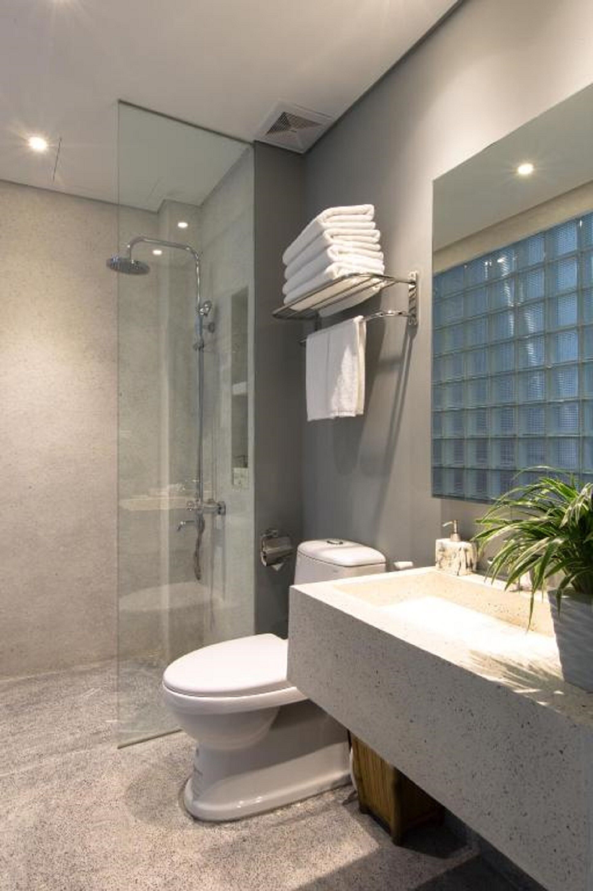 deluxe double or twin room, city view | bathroom | free toiletries, hair dryer, bathrobes, slippers