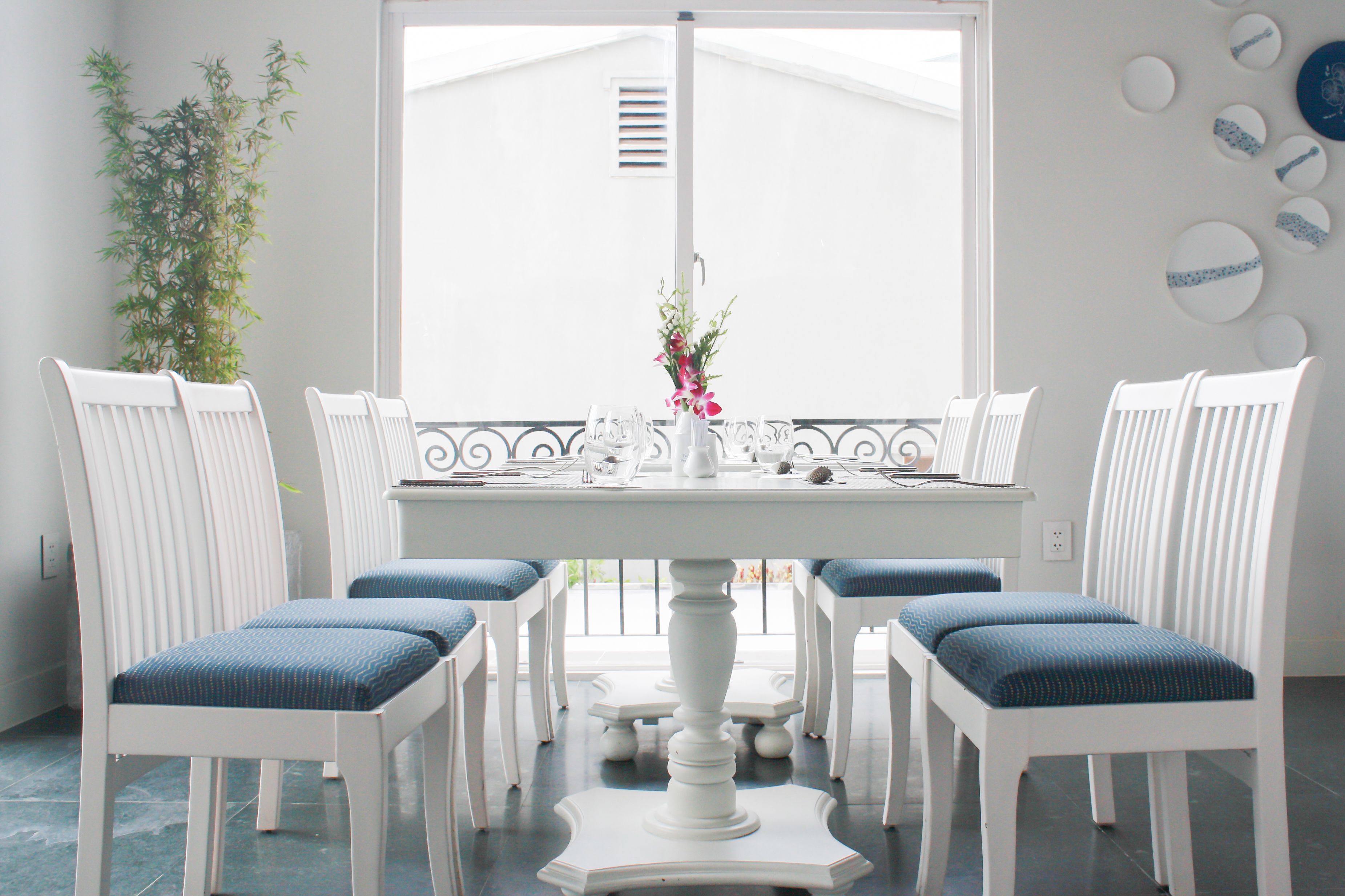 breakfast, lunch and dinner served