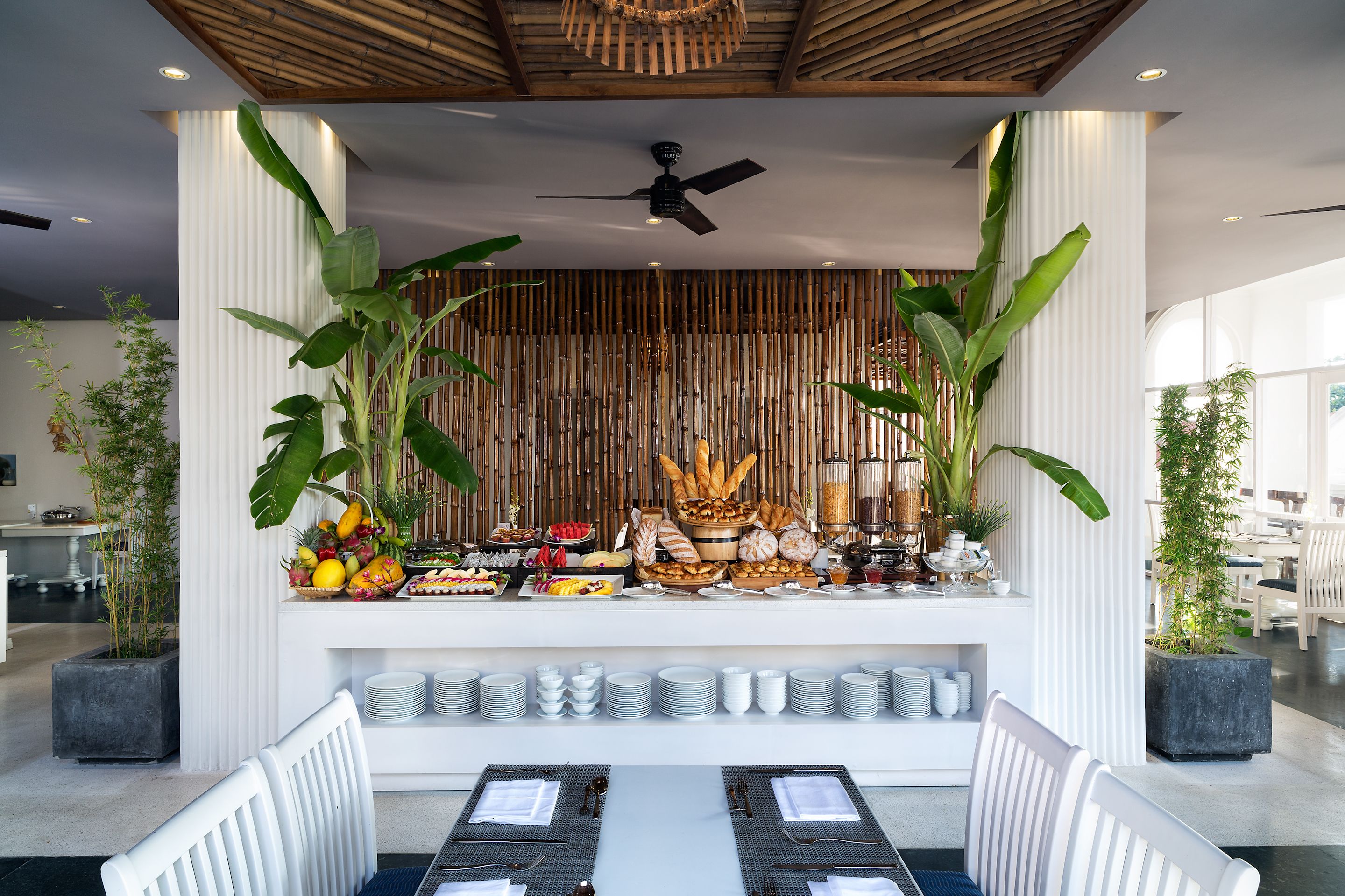 breakfast, lunch and dinner served