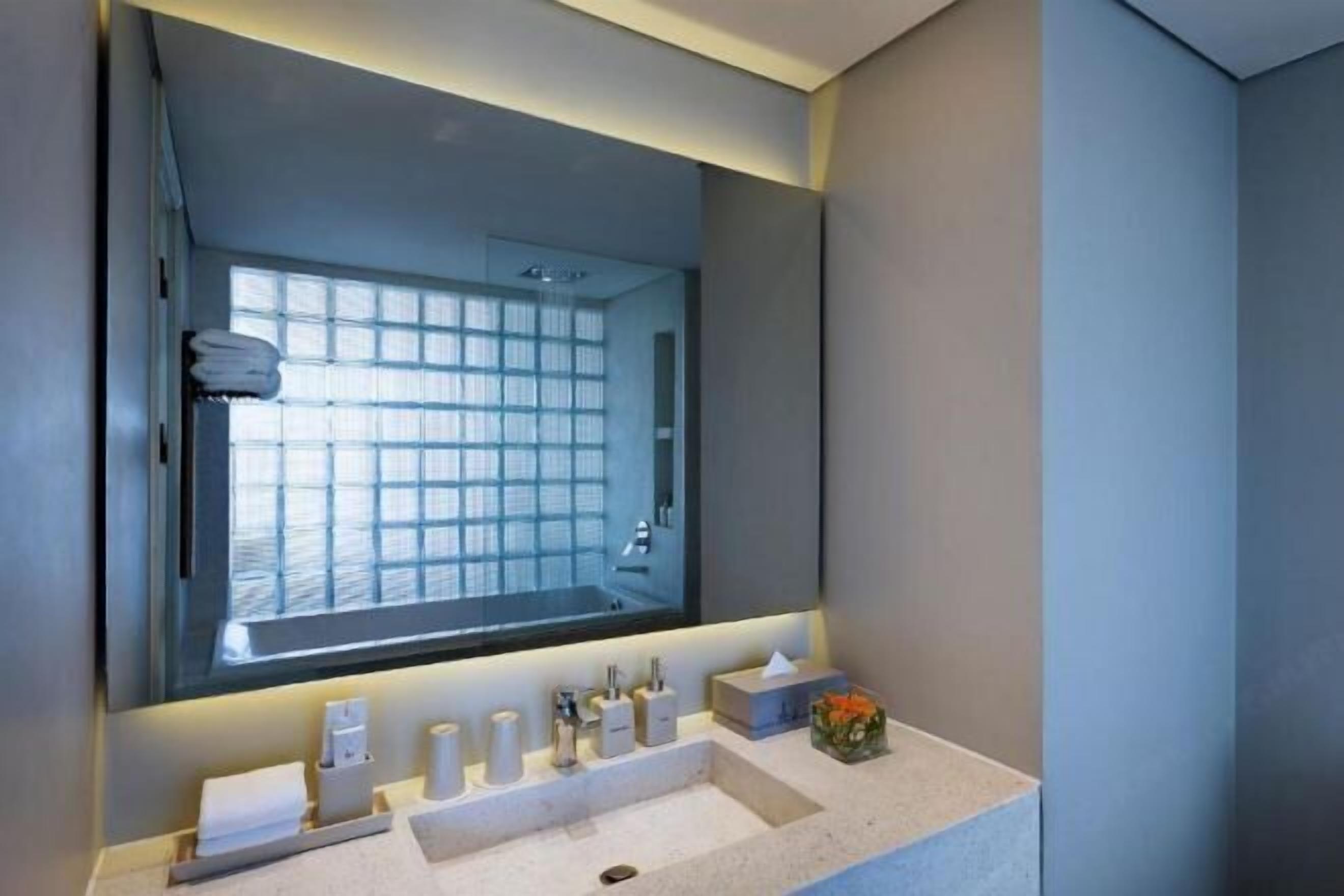 Bad | Toalettartikler (inkludert), hårføner, badekåper og tøfler