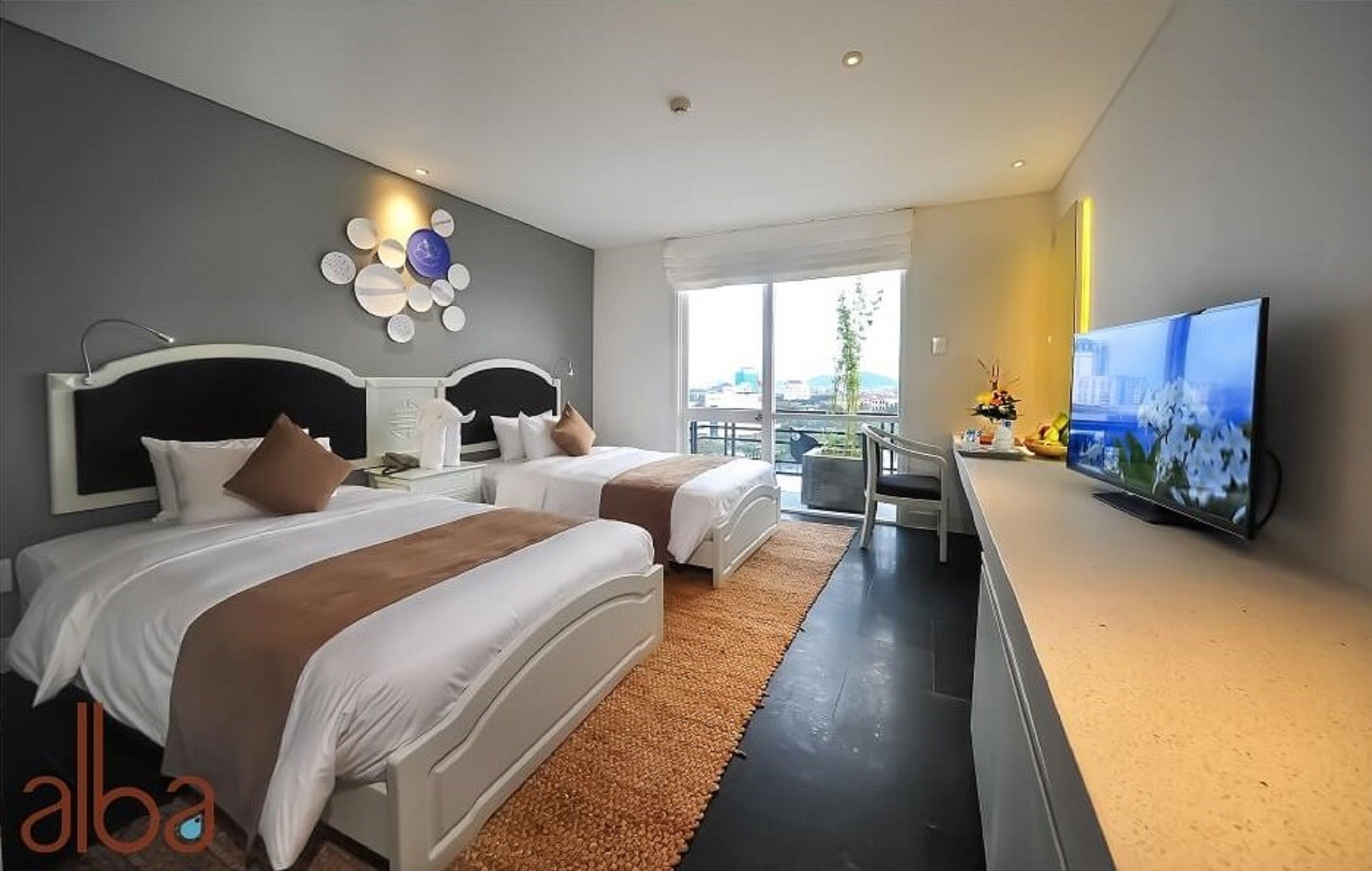 deluxe double or twin room, city view | minibar, in-room safe, desk, soundproofing