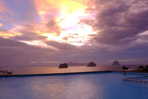 Outdoor pool, pool umbrellas - Koh Ngai Cliff Beach Resort (Ko Lanta)