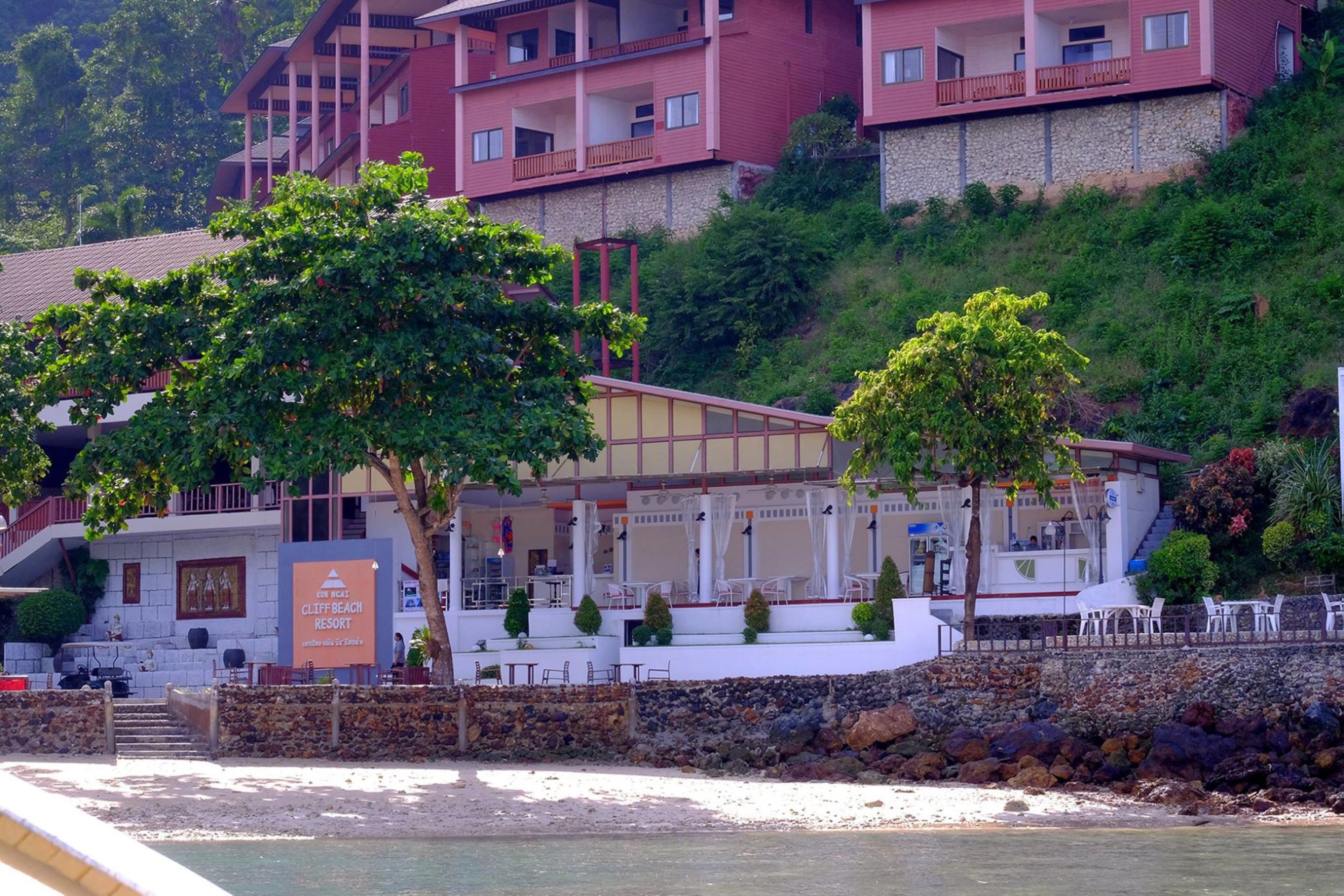 Le Cliff Beach Resort est doté d’un mur en pierre, d’un espace extérieur aménagé et offre une vue sur l’océan.