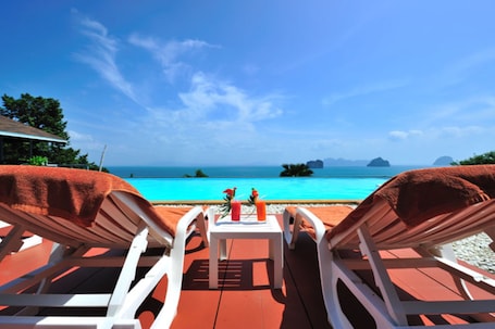 室外游泳池,池畔遮阳伞