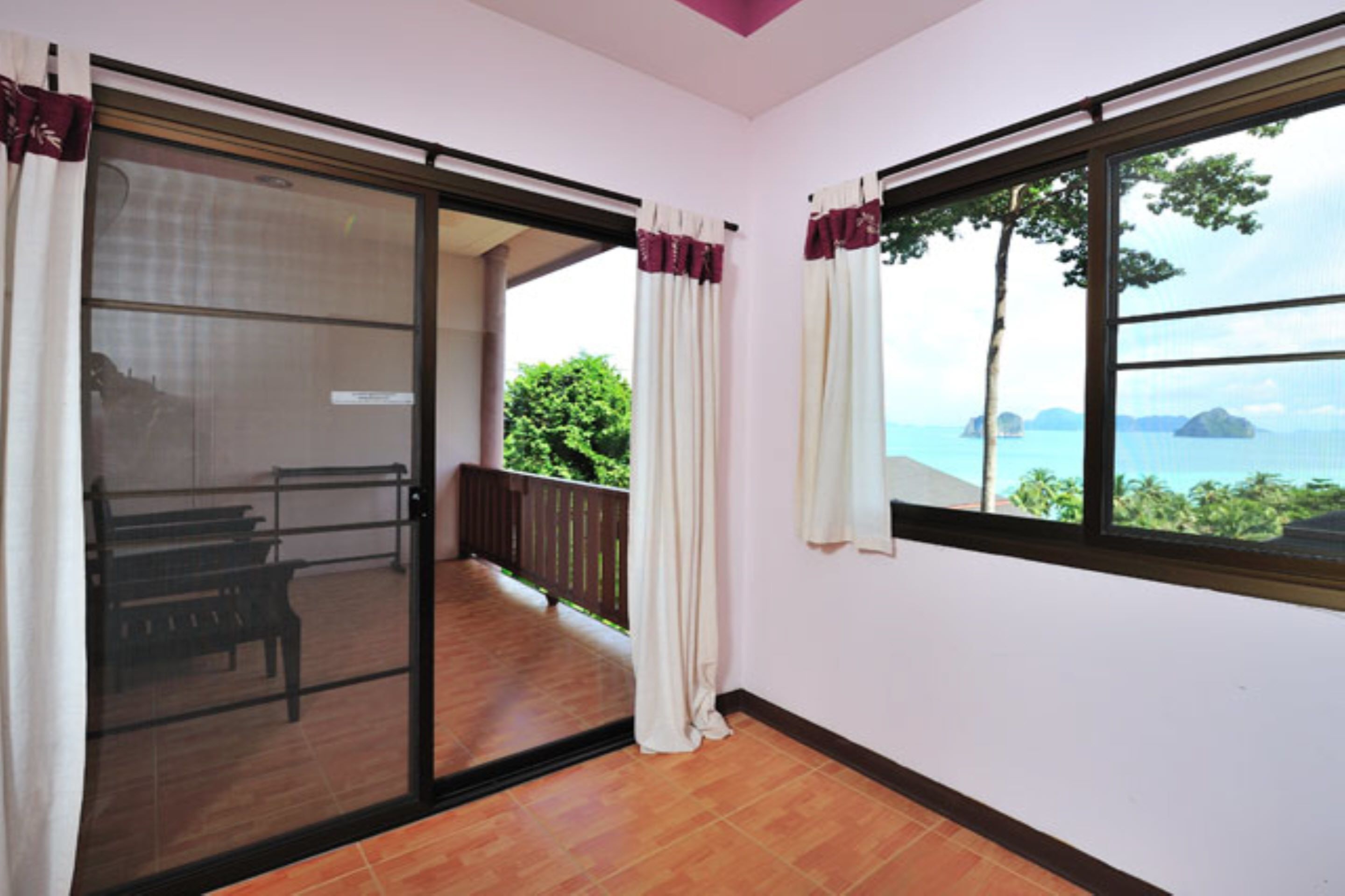 Un balcone con vista sul mare e sul verde.