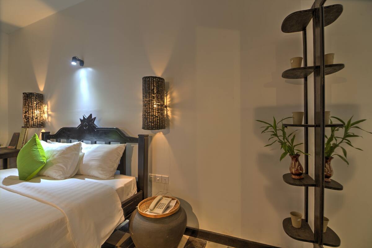 Minibar, coffres-forts dans les chambres, bureau