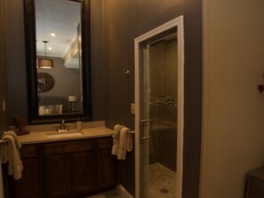 Kamar Mewah, ensuite (Delia)